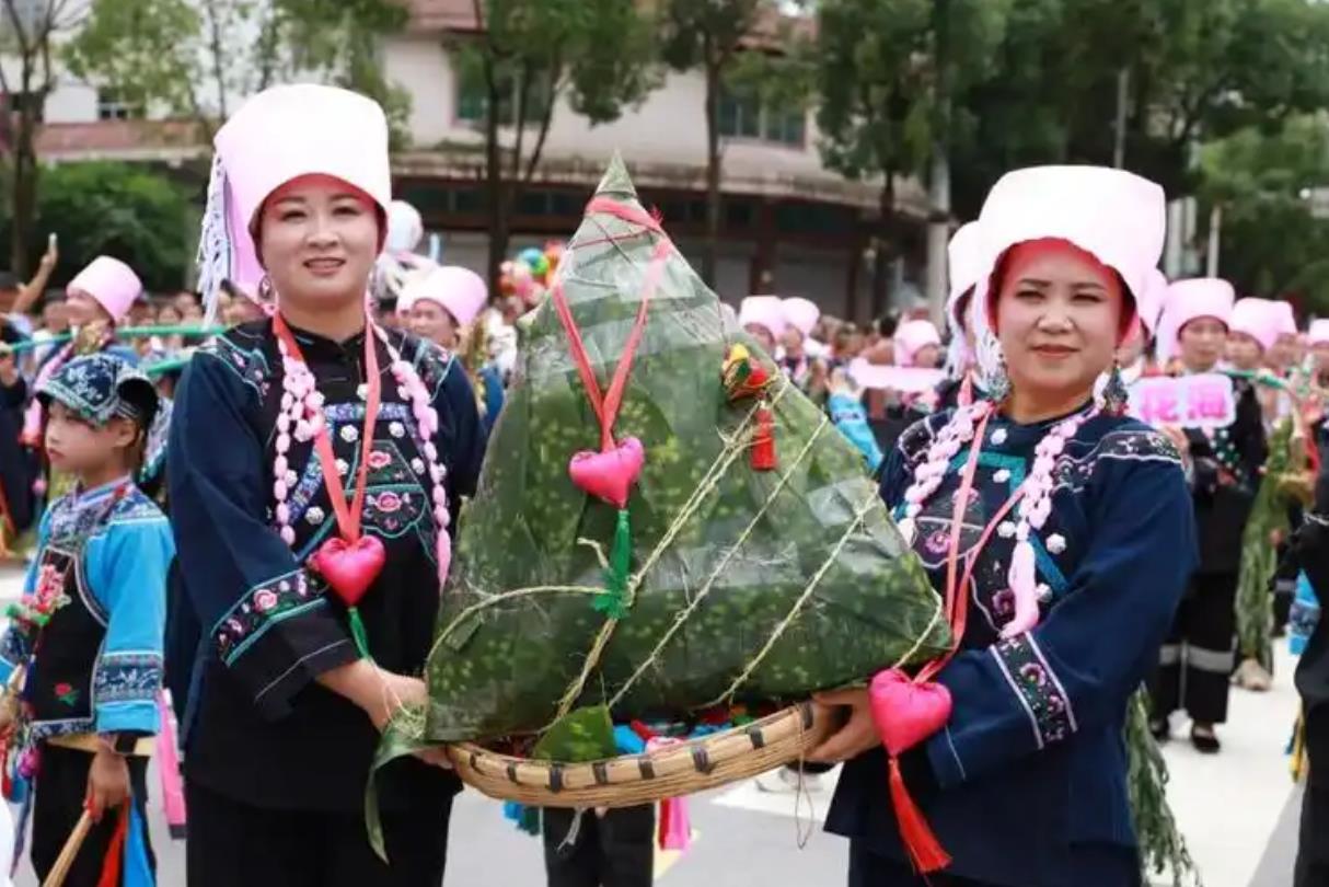 贵州惠水端午玩巡游！各族男女老少穿盛装逛大街